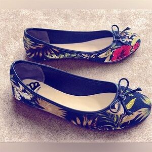 Fergalicious fergie women’s size 8.5 Black and Red floral fabric ballet flats